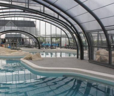 Piscine intérieure sous verrière au Camping des Roses