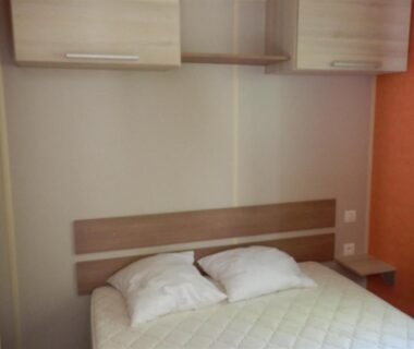 Chambre avec lit double et placards muraux au Camping domaine Saint Martin 4 étoiles