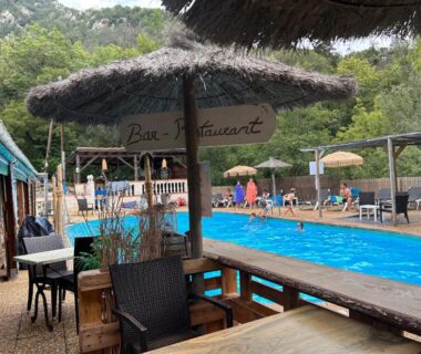Piscine extérieure avec parasols et bar au Camping domaine Saint Martin 4 étoiles