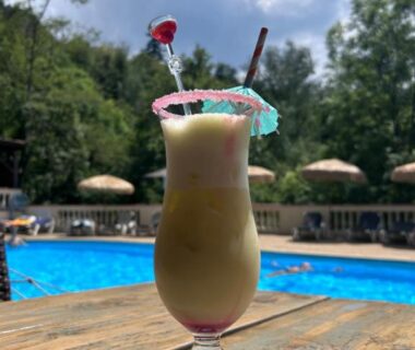 Au bord de la piscine verre de cocktail au Camping domaine Saint Martin 4 étoiles