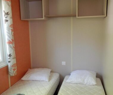 Chambre avec deux lits simples dans le mobil home du Camping domaine Saint Martin 4 étoiles