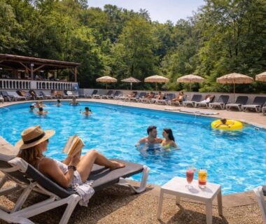 Piscine extérieure avec transats au Camping domaine Saint Martin 4 étoiles