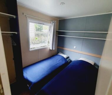 Chambre avec deux lits simples dans le mobil-home confort du Camping domaine des Iscles