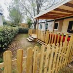 Terrasse couverte et jardin clos du mobil-home confort au Camping domaine des Iscles