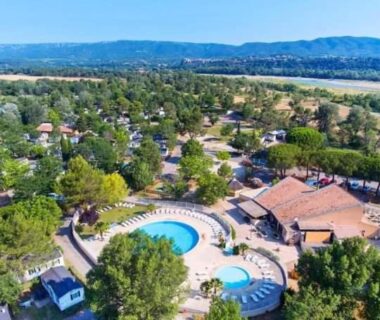 Piscine circulaire et mobil-homes à La Roque d'Anthéron au Camping Domaine des Iscles