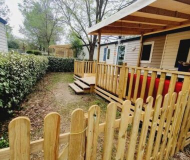 Terrasse couverte et jardin clos du mobil-home confort au Camping domaine des Iscles