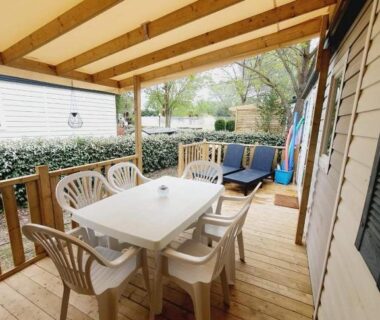 Terrasse couverte avec table et chaises du mobil-home confort 3 ch 2 clims au Camping domaine des Iscles