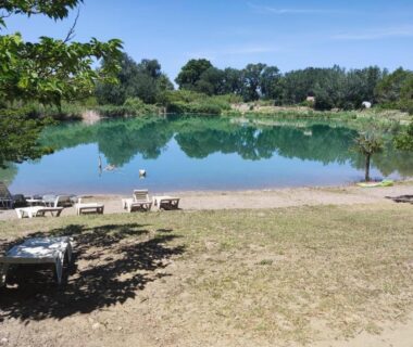 Bord d'étang avec transats au Camping Domaine des Iscles