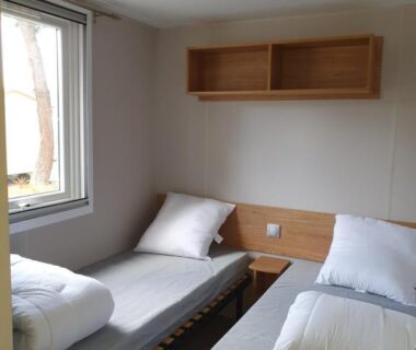 Chambre avec trois lits simples dans l'hébergement du Camping du Bois Dormant