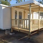 Terrasse couverte avec mobil-home sur pilotis du Camping du Bois Dormant