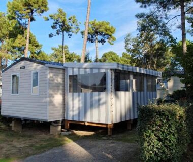 Mobil-home sous les pins dans le Camping du Bois Dormant