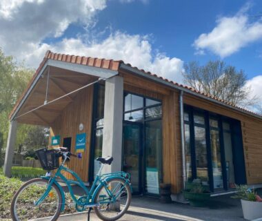 Accueil extérieur avec vélos au Camping du Chêne proche de Nantes