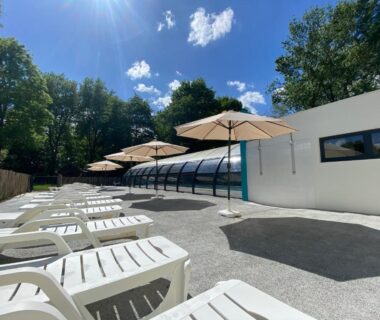 Aire de transats et piscine couverte au Camping du Chêne
