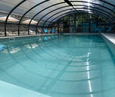Piscine couverte sous verrière au Camping du Chêne
