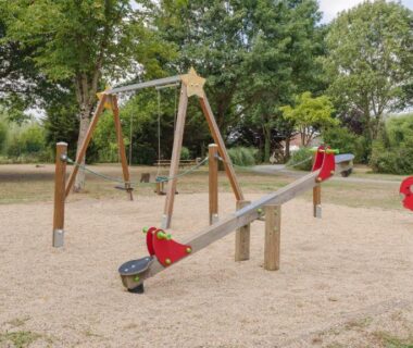 Aire de jeux avec balançoire et bascule au Camping du Chêne