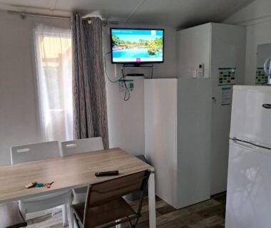Coin repas et kitchenette dans l'hébergement du Camping du Domaine de la Forge