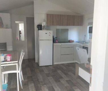 Intérieur avec cuisine et coin repas dans le Camping du Domaine de la Forge