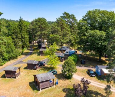 Clairière avec chalets en bois au Camping du Lac