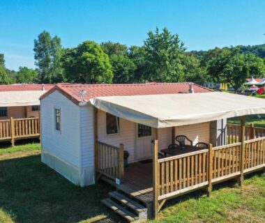 Mobil home avec terrasse en bois et auvent au Camping du Lac