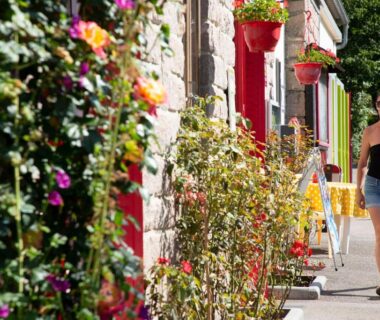 Rue fleurie avec passante au Camping du Lac