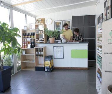 Intérieur de la réception avec comptoir et personnel au Camping du Lac