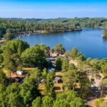 Bord du lac et emplacements ombragés au Camping du Lac