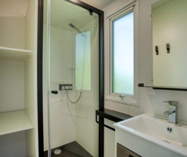 Salle de bain compacte avec douche et lavabo dans le Camping du Lac de Grolejac