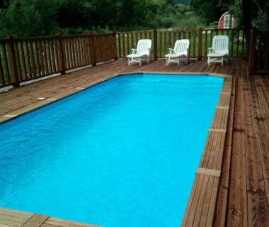 Piscine extérieure sur terrasse en bois au Camping du Moulin de Thoard
