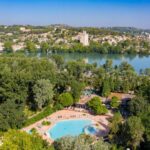 Piscine et parc au bord de l'eau au Camping du Pont d'Avignon