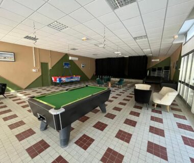 Salle de jeux intérieure avec billard au Camping du Pont d’Avignon
