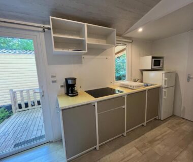 Cuisine équipée dans le mobil-home du Camping du Pont d'Avignon