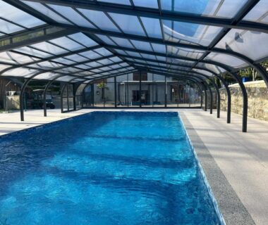 Piscine couverte avec toit transparent au Camping du Valentin