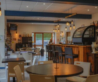Intérieur avec comptoir bar suspensions et tables au Camping du Valentin