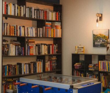 Salle de jeux avec bibliothèque et babyfoot au Camping du Valentin