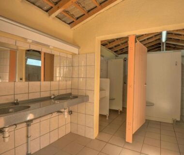 Sanitaires avec lavabos et cabines de douche au Camping du Vignal