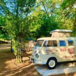 Sous les arbres camionnette vintage stationnée au Camping du Vignal