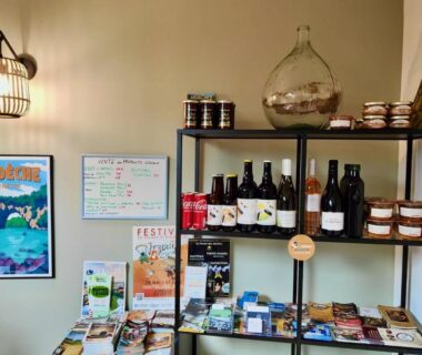 Coin boutique avec bouteilles pots et brochures au Camping du Vignal