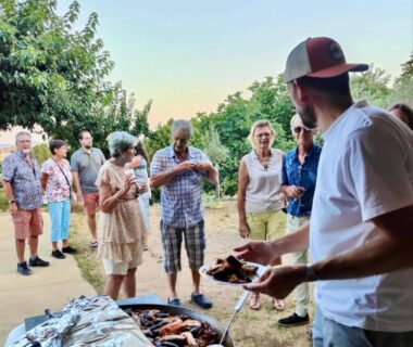 Aire de barbecue et convives en extérieur au Camping du Vignal