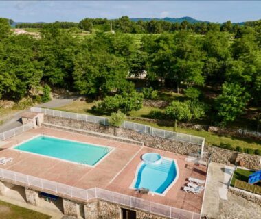 Piscine extérieure et pataugeoire au Camping du Vignal