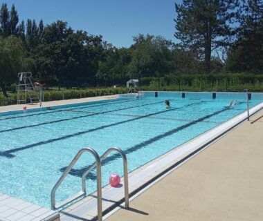 Piscine extérieure avec couloirs de nage au Camping du pont d'Oust