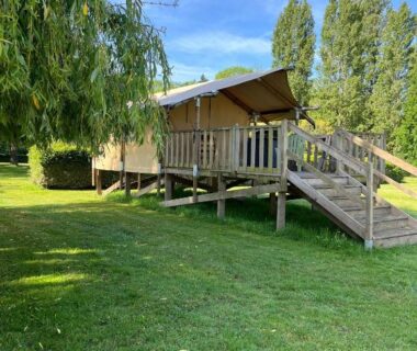Dans un parc arboré lodge sur pilotis avec terrasse au Camping du pont d'Oust