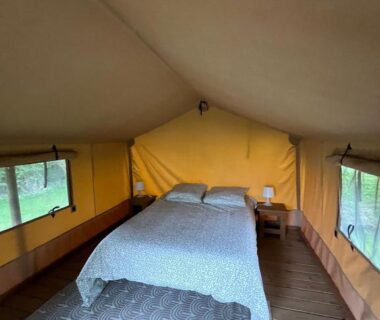 Intérieur de tente avec lit double au Camping du pont d'Oust