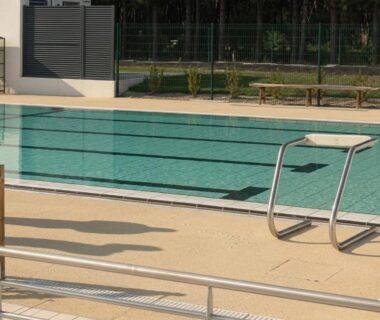 Bord de piscine avec échelle au Camping du pont d'Oust