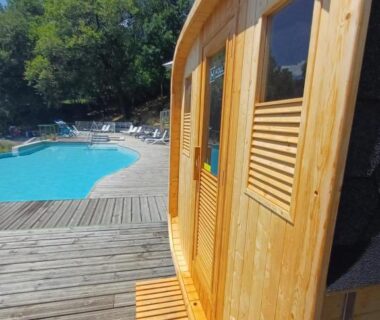Deck en bois avec cabine et piscine au Camping écovillage Soleil du Pibeste