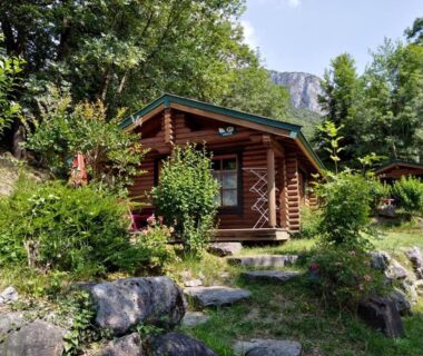 Chalet en bois dans la forêt au Camping écovillage Soleil du Pibeste