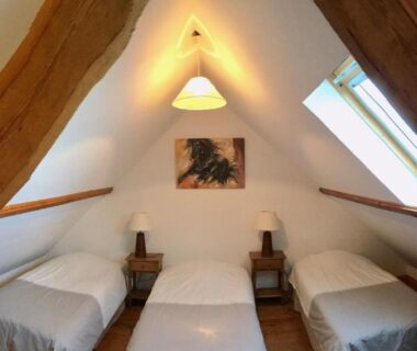 Chambre mansardée avec trois lits sous poutres au Camping et Gîte La Garenne de moncourt baie somme