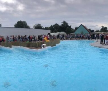 Bord de piscine avec toboggan et baigneurs au Camping et Gîte La Garenne de Moncourt Baie Somme