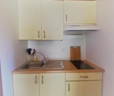 Kitchenette avec évier hotte et plaques de cuisson dans le camping familial les chalets d'Uza