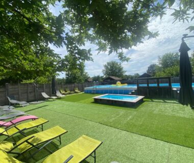 Espace piscine et transats au Camping familial les chalets d'Uza