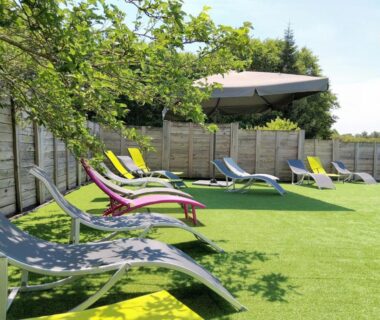 Espace détente avec chaises longues sur pelouse au Camping familial les chalets d'Uza
